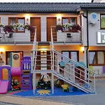 Проживание в семье Meduza